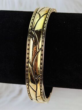 Vintage hinged, clamper Goldtone Leaf-Engraved Bangle Bracelet
